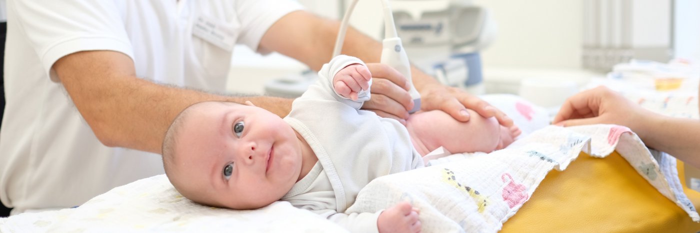 Pfleger kümmern sich um ein Neugeborenes